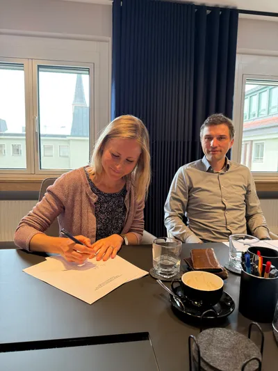 Anna und Peter Hertl bei der Unterschrift ihrer Kapitalanlage-Immobilie beim Notar